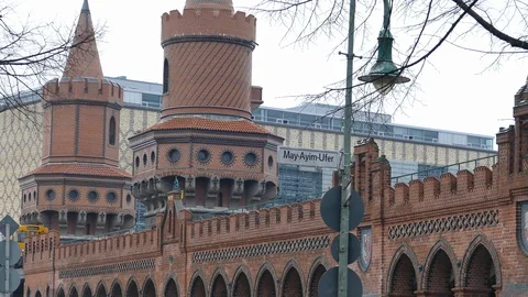 Yellow Subway U-Bahn train crossing Bridge im Berlin 動画素材 99917162
