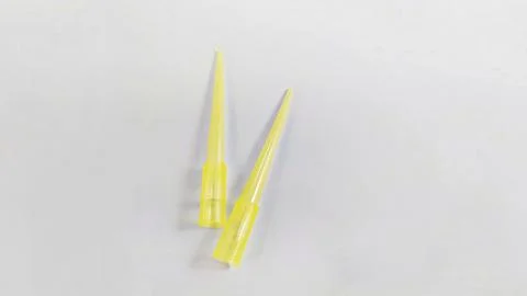 Yellow tip for micropipette . Foto stock