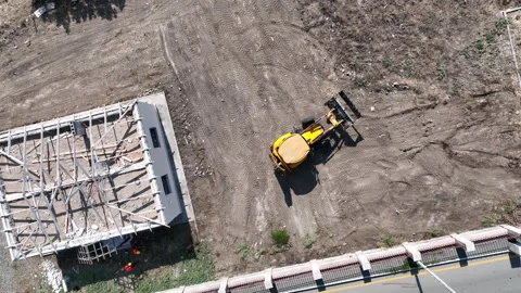 Yellow tractor and workers working on construction Vidéo 246792230