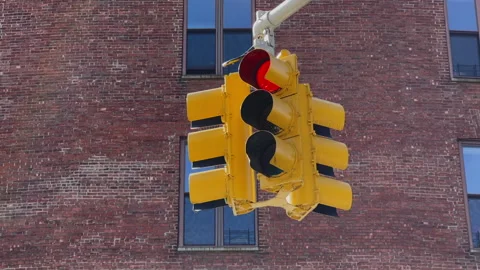 A yellow traffic light hangs at intersection in New York, USA. Red stop signal. Vidéo 169823995