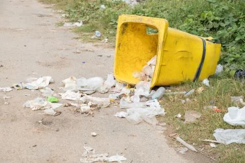  yellow trash falling on the road Foto stock