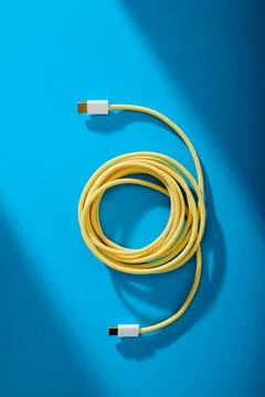 Yellow USB t Type C to USB Type C cable for fast data transfer. 스톡 사진