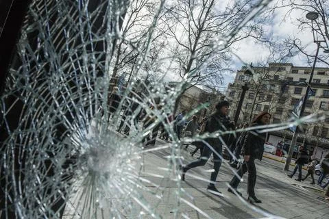 Yellow vests protest aftermath in Paris, France - 17 Mar 2019 库存照片