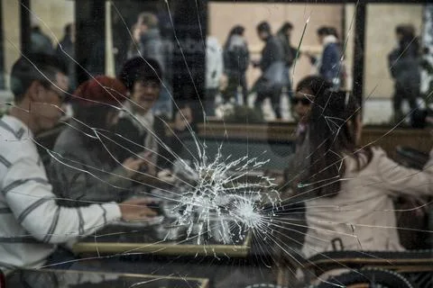 Yellow vests protest aftermath in Paris, France - 17 Mar 2019 库存照片