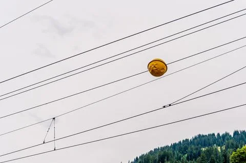 Yellow Warning Marker on Railway Overhead Power Lines in Switzerland. 스톡 사진