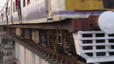 Yellow, White Train Crossing Elevated Bridge Vidéo 326150339