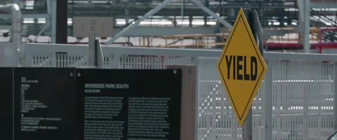 Yellow Yield Sign Vidéo 153684560