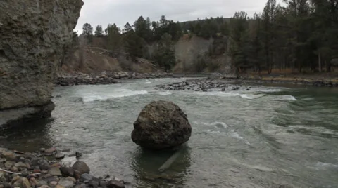 Yellowstone river with large boulder Video stock 35169912