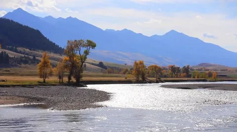 Yellowstone River wanders through the Paradise Valley, Montana Video stock 66636760
