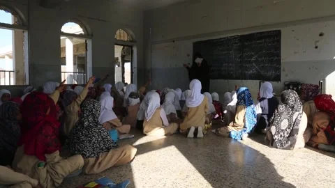 Yemeni children study inside a school destroyed by the war in Taiz City Vídeo Stock 160281202