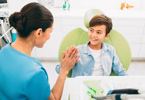 Yes, treated teeth it is cool and not at all scary. Happy little boy having f 스톡 사진