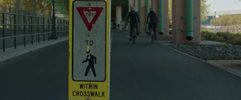 Yield to Pedestrians Sign, Bicycle Path Vidéo 153972414