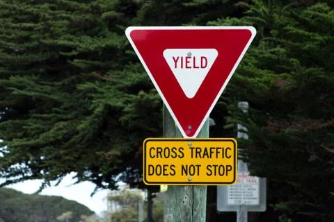 Yield sign Stock-Fotos
