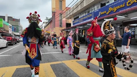 Yingge Dance Performers Advance Through Malaysian Street Procession Видео 345930124