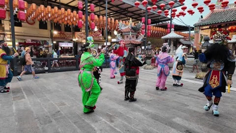 Yingge Dance Procession Outside Chinese Temple with Lanterns Vidéo 345930146