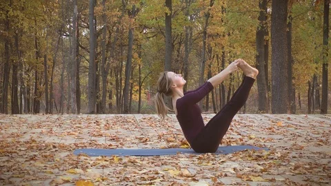 Yoga in autumn forest Video stock 86513558