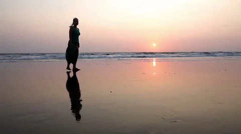 Yoga on the beach Vídeos de archivo 53863372