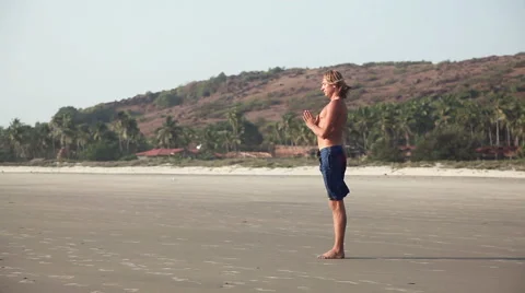 Yoga on the beach Vídeos de archivo 53863391