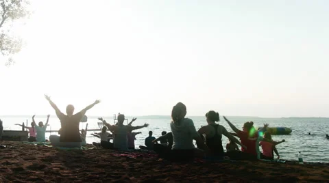 Yoga on the Beach Vídeos de archivo 55011802