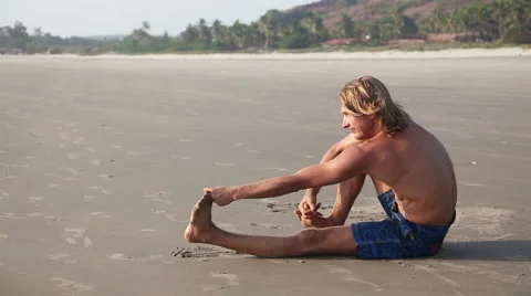 Yoga on the beach Stock-Footage 56175082