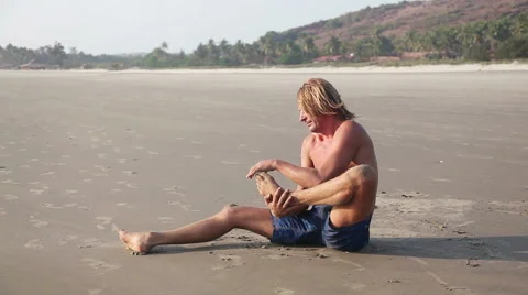 Yoga on the beach Stockbeeldmateriaal 56175196