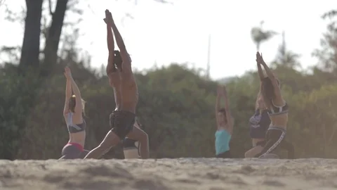 Yoga class on the beach Video stock 73918032