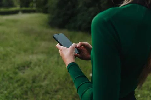 Yoga classes on the grass in the park using a mobile phone. Foto stock