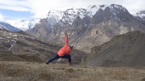 Yoga in the dolomite mountains Video stock 87689235