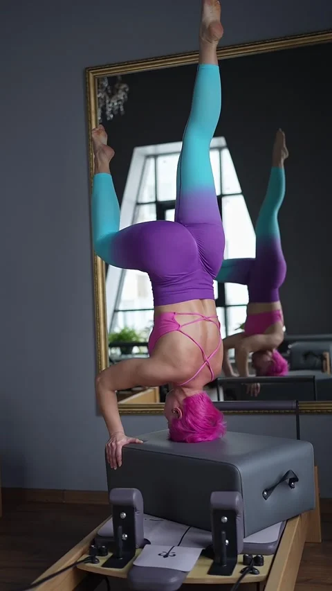 The Yoga Headstand Pose, complemented by vibrant and colorful leggings, truly Vídeo Stock 300985762