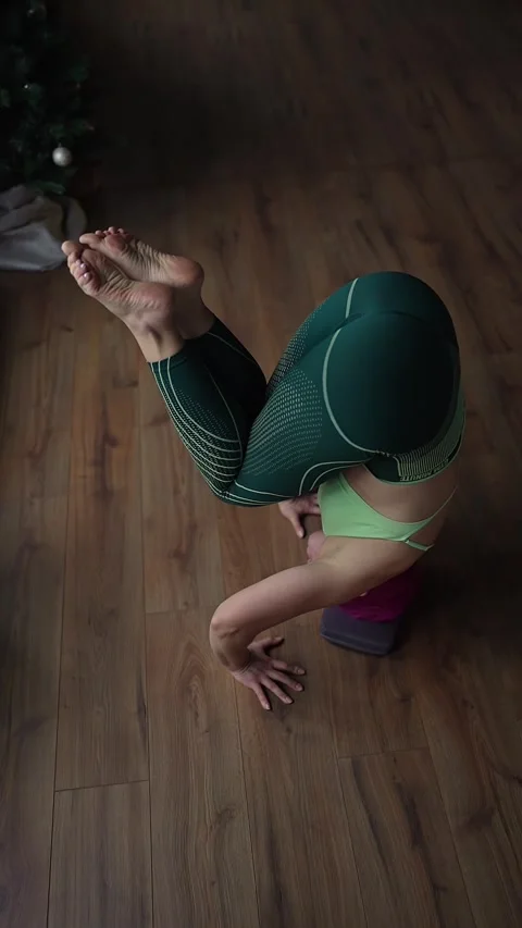 The Yoga Headstand Pose, complemented by vibrant and colorful leggings, truly Vídeos de archivo 300987026