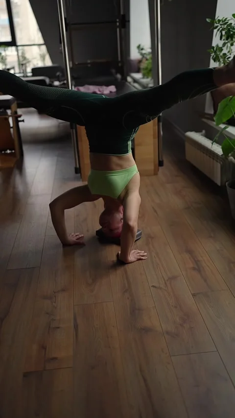 The Yoga Headstand Pose, complemented by vibrant and colorful leggings, truly Vídeos de archivo 300987366