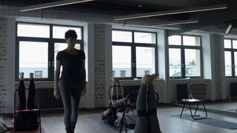 Yoga instructor monitors exercise 库存影片 102546344