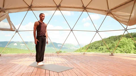 Yoga man Handstand pose in mountain training center Stockbeeldmateriaal 26779658