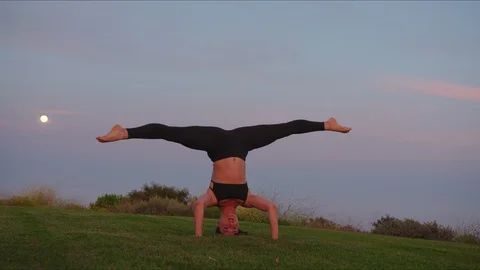 Yoga master doing yoga session at park, beautiful sunset 動画素材 129999786