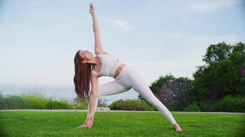 Yoga master doing yoga session at park with view on an ocean Video stock 130045137