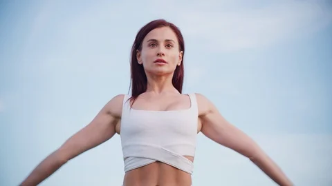 Yoga master doing yoga session at park with view on an ocean Video stock 130045528