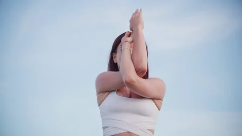 Yoga master doing yoga session at park with view on an ocean Video stock 130045672