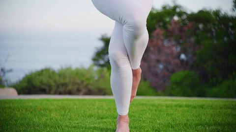 Yoga master doing yoga session at park with view on an ocean Video stock 130045679