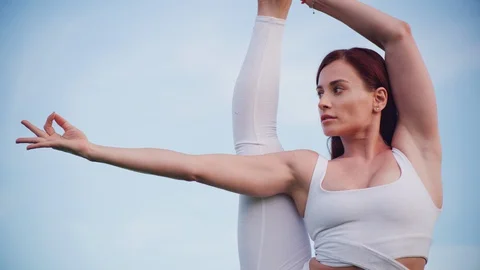 Yoga master doing yoga session at park with view on an ocean Video stock 130046261