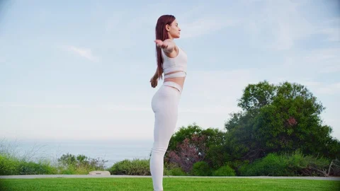 Yoga master doing yoga session at park with view on an ocean Video stock 130046273