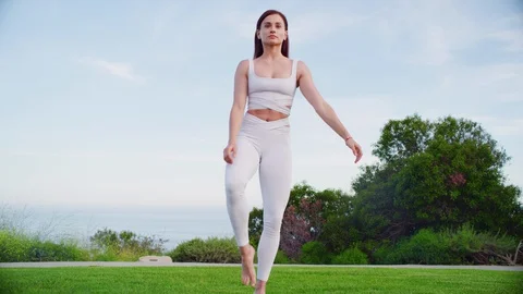 Yoga master doing yoga session at park with view on an ocean Video stock 130046712