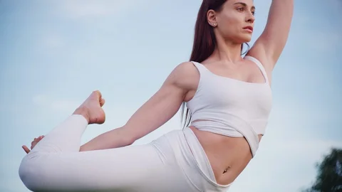 Yoga master doing yoga session at park with view on an ocean Video stock 130046945