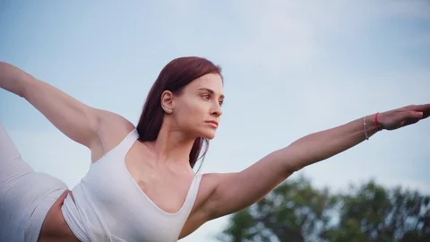 Yoga master doing yoga session at park with view on an ocean Video stock 130047206
