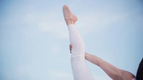 Yoga master doing yoga session at park with view on an ocean Video stock 130047364