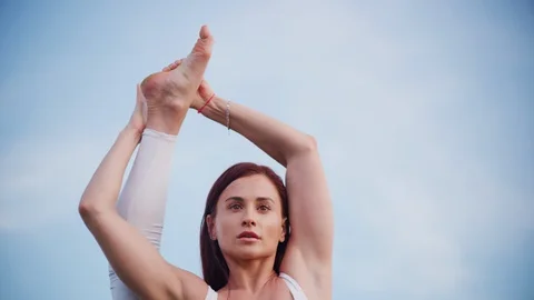 Yoga master doing yoga session at park with view on an ocean Video stock 130047431