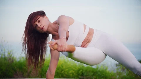 Yoga master doing yoga session at park with view on an ocean Video stock 130047975
