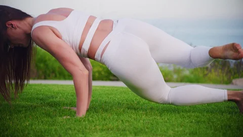 Yoga master doing yoga session at park with view on an ocean Video stock 130048094