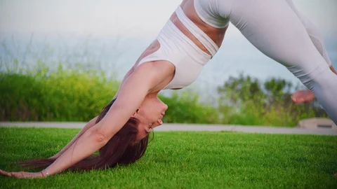 Yoga master doing yoga session at park with view on an ocean Video stock 130048109