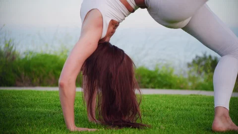 Yoga master doing yoga session at park with view on an ocean Video stock 130048239