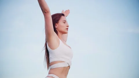 Yoga master doing yoga session at park with view on an ocean Video stock 130048463